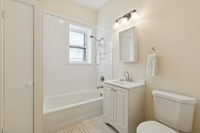 Building Photo - 5202 N Lakewood Ave