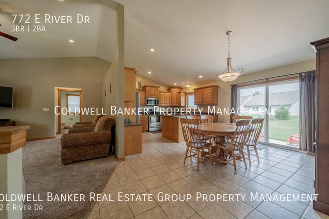 Building Photo - 772 E River Dr