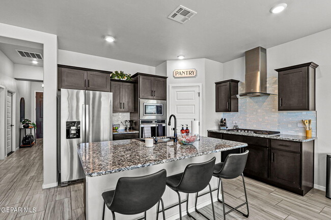 Building Photo - 840 Via Glorieta