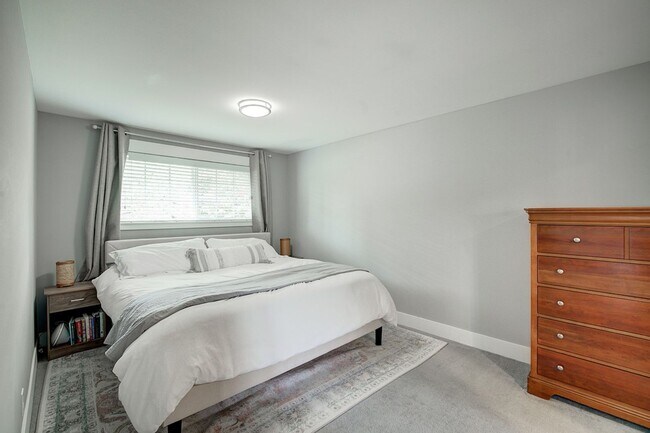 Building Photo - 5bd/2.5ba Edmonds Home
