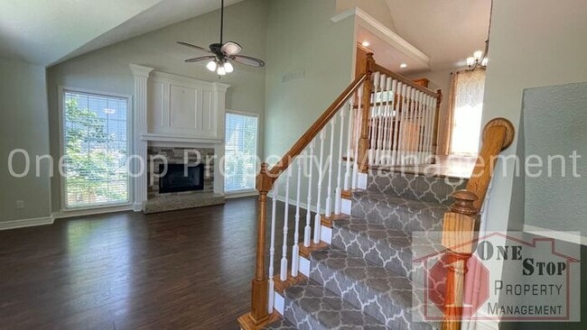 Building Photo - Stunning 3 Bedroom 2.5 Bathroom in Raymore!