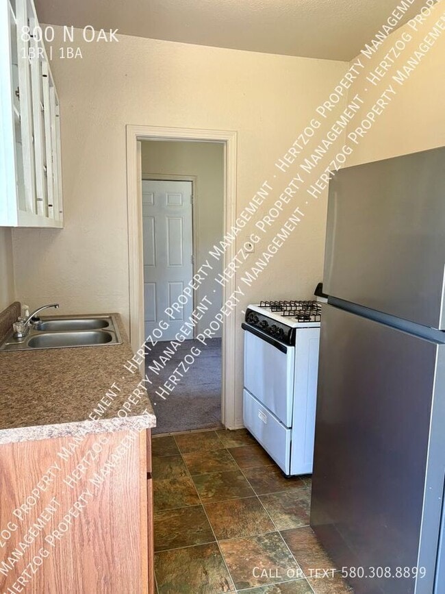 Building Photo - 800 N Oak-