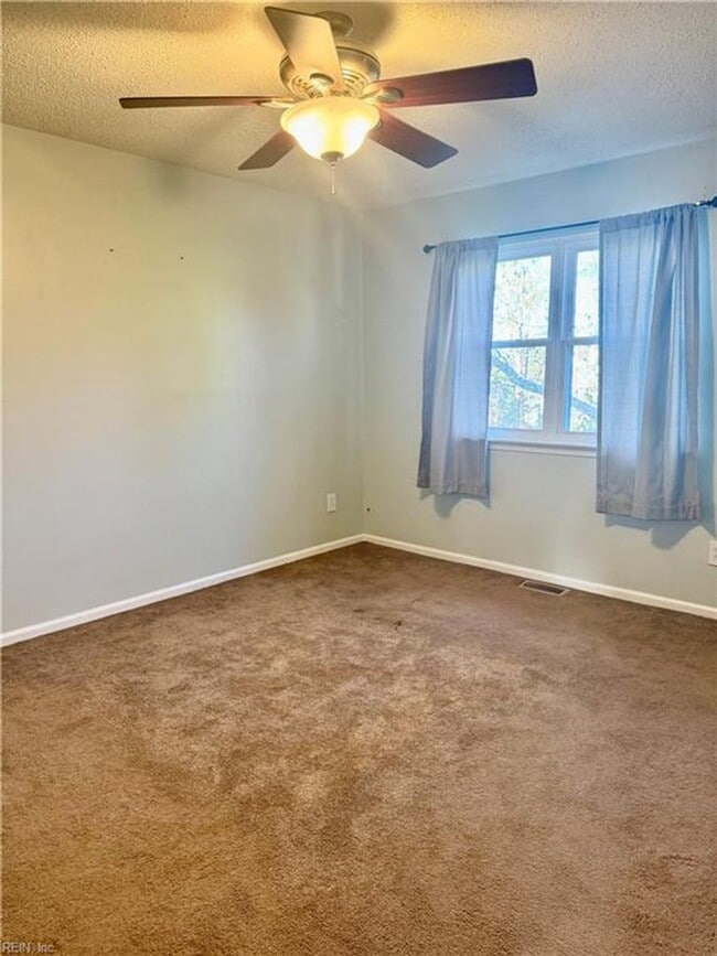 Building Photo - Nice 4 Bedroom 2.5 Bath home.