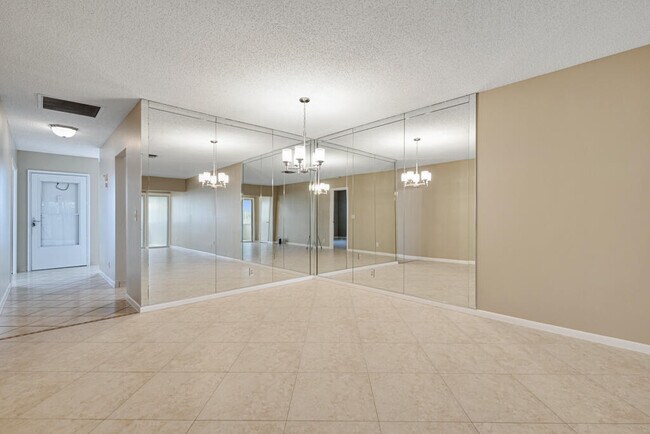 Building Photo - 2411 Papaya Dr