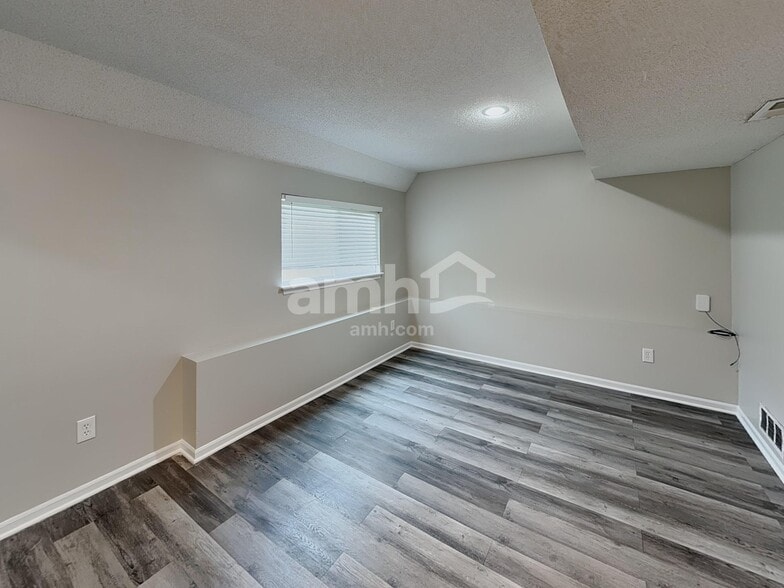 Building Photo - 643 E Apache St