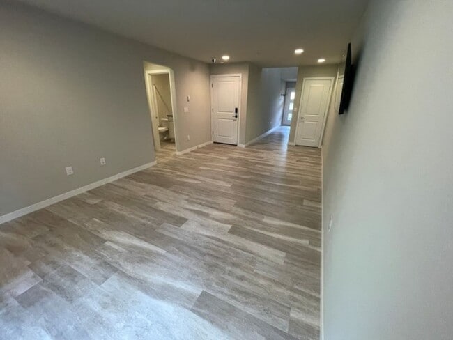 Building Photo - 4bd/3.5ba Lynnwood Townhome