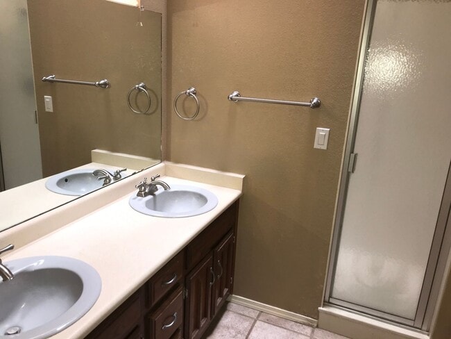 Building Photo - 3 bed 2 full bath