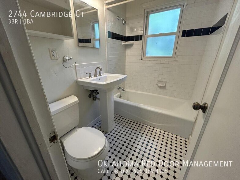 Building Photo - 2744 Cambridge Ct