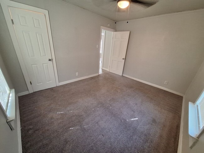 Building Photo - 2 bedroom, 1 bath