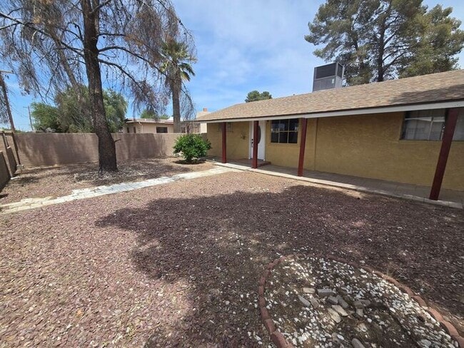 Building Photo - Spacious 3bd/1ba in a HUGE GATED Property!