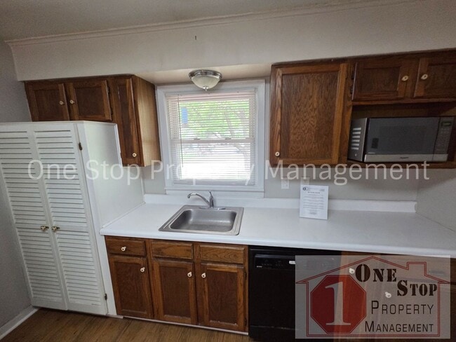 Building Photo - Adorable 2 Bedroom, 1 Bathroom, 1 Car Garage House in Independence!