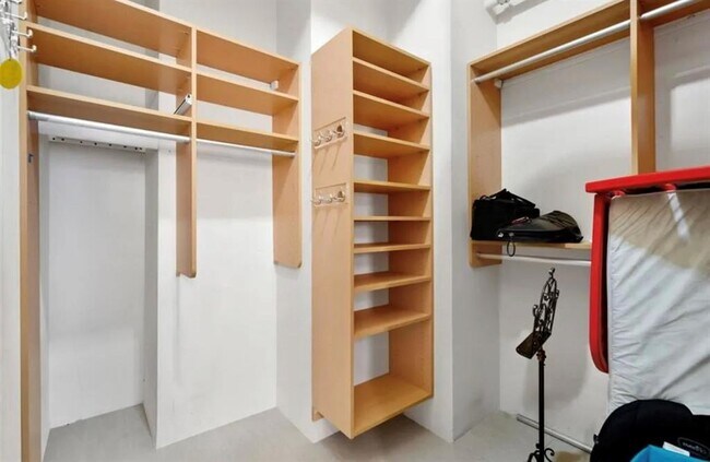 Building Photo - 711 Main St