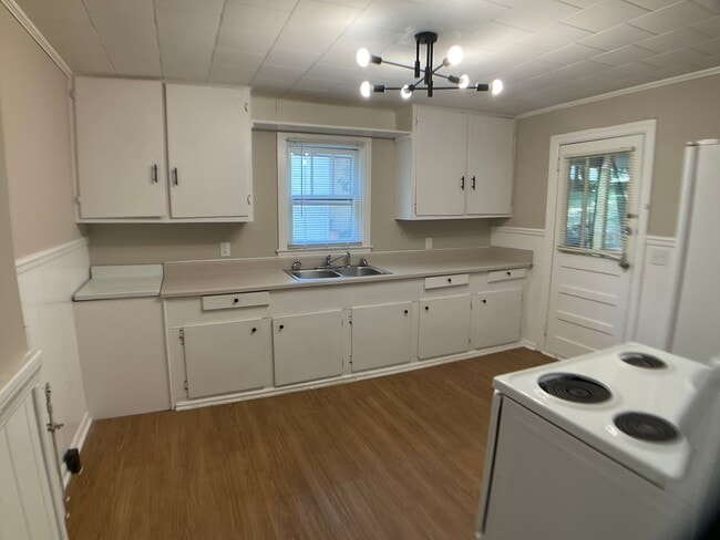 Building Photo - Adorable Bungalow Ready for New Residents!