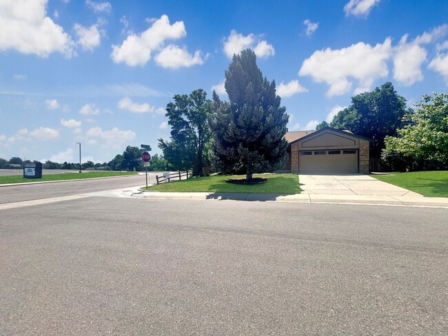 Building Photo - $0 DEPOSIT OPTION. DESIRABLE DAKOTA STATION SPLIT-LEVEL HOME WITH 3 BEDROOMS, 2 BATHS, AND SPACIO...