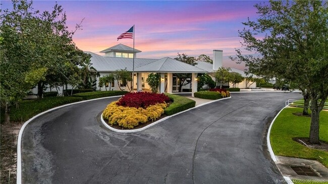 Building Photo - 872 SW Squire Johns Ln