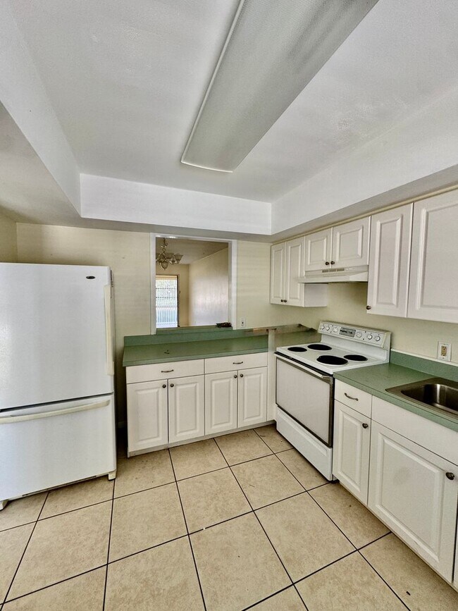 Building Photo - Charming 2 bed/ 2 bath in Royal Palm Villas