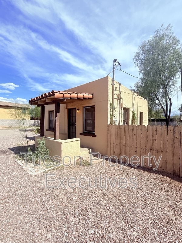 Building Photo - 2632 N Stone Ave