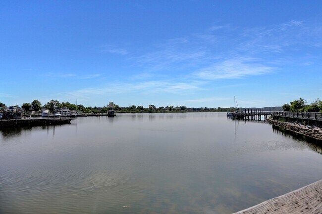 Building Photo - Stunning Townhome with Water Views!
