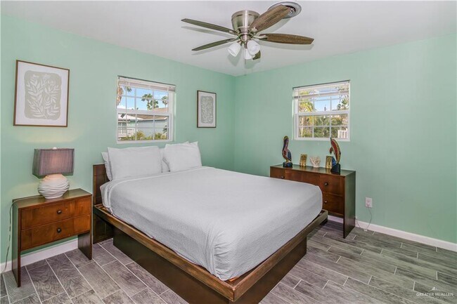 Building Photo - 18 W Hibiscus St