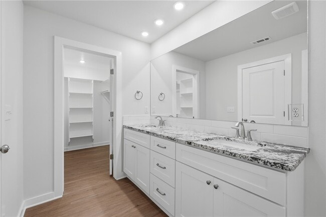 Building Photo - 1315 Valley Dr