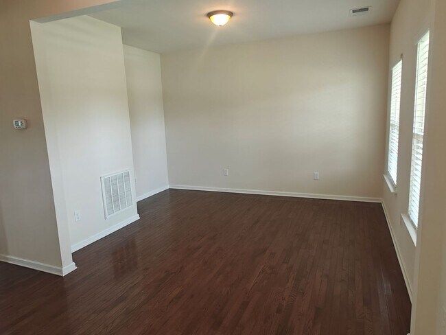 Building Photo - Large 4 bedroom home with recreational roo...