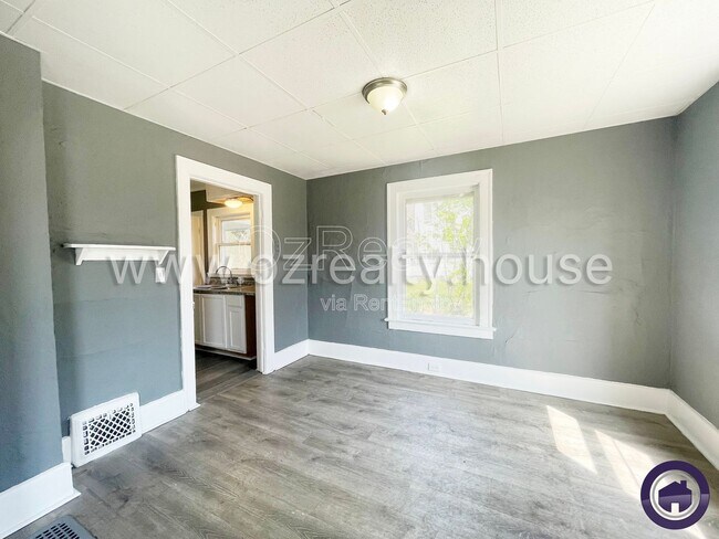 Building Photo - 1402 Prouty Ave