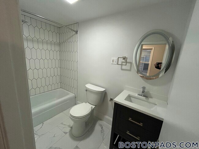 Building Photo - 1576 Cambridge St