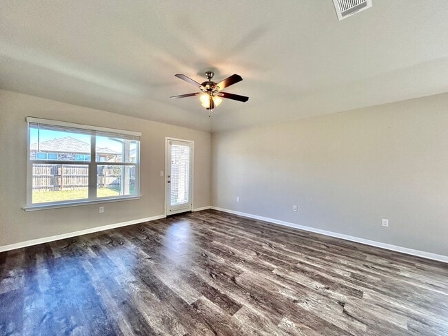 Building Photo - Move-In Ready 4-Bed, 2-Bath Home in Prime Fairhaven Location!