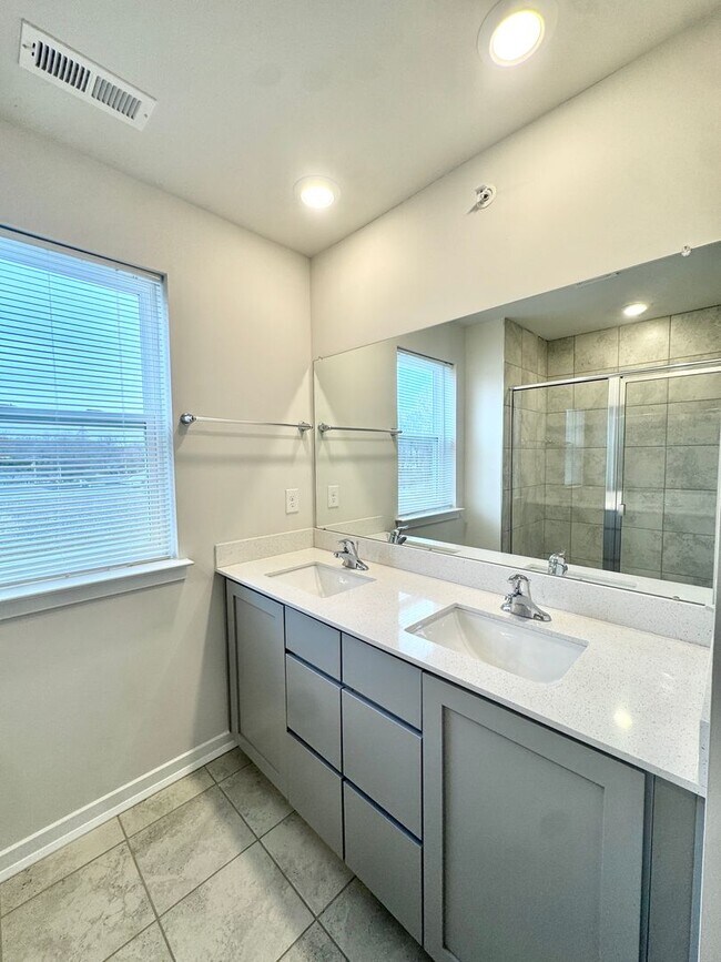 Building Photo - THREE BEDROOM/2.5 BATH TOWNHOME in Southern Lehigh School District