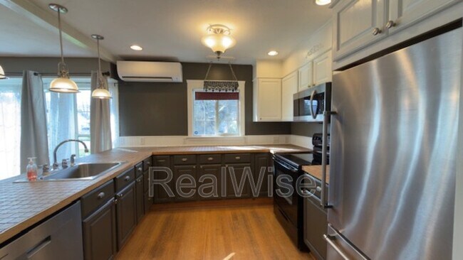 Building Photo - 501 NE Broadway St