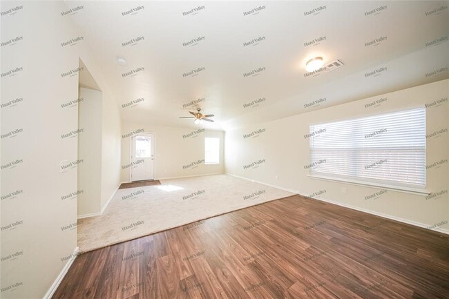 Building Photo - 10201 Hidden Village Dr