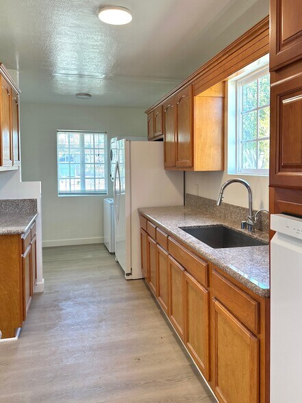 Kitchen - 3588 Helms Ave