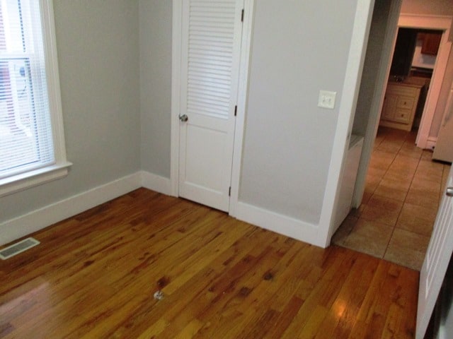 Building Photo - 913 W Grove St