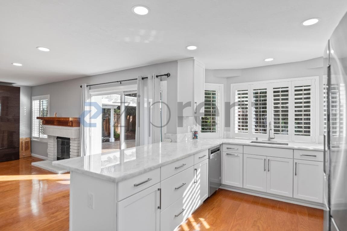 Building Photo - 1554 Gilbert Pl