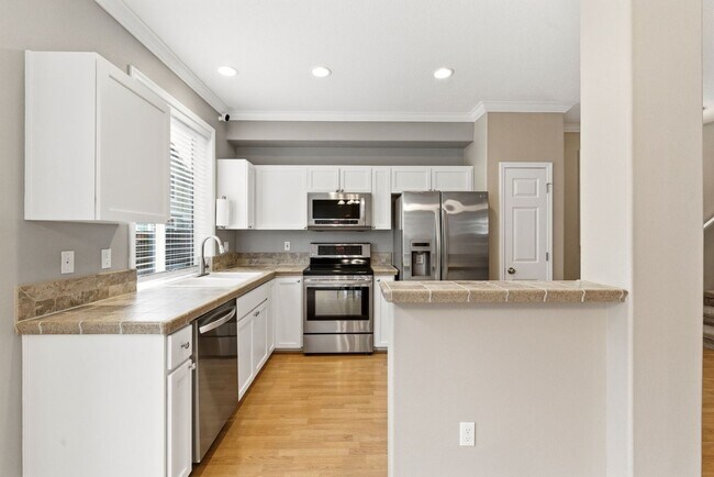 Building Photo - 17208 SW Pleasanton Ln