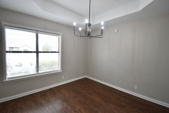 Building Photo - Available Now! Stunning 3 Bed 2 Bath in Fl...