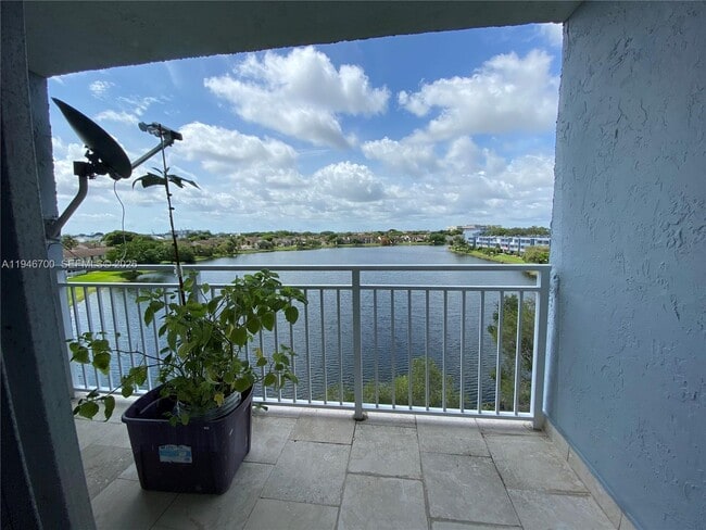 Building Photo - 9375 Fontainebleau Blvd