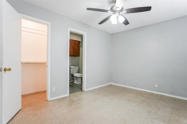 Building Photo - 6801 Stonleigh Pl