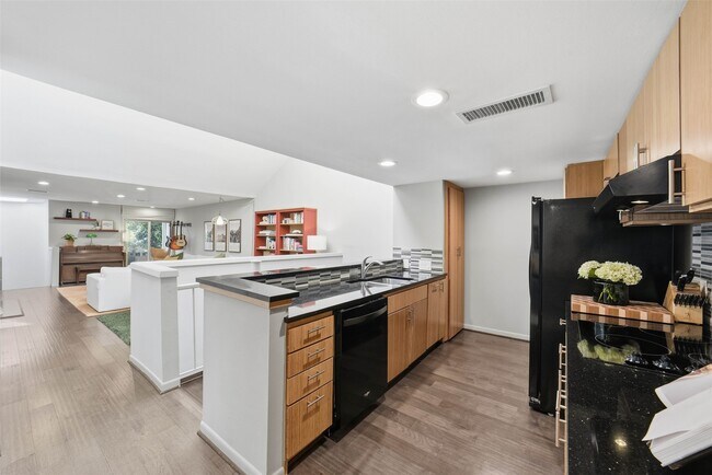 Building Photo - 2310 Steel St