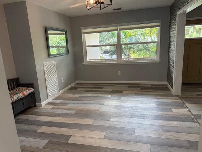 Building Photo - 602 8th St