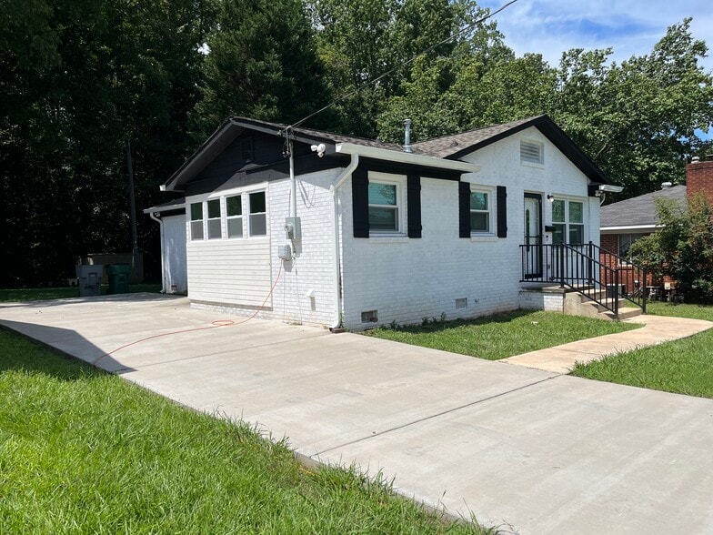 Building Photo - 2730 Eastway Dr