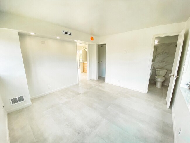 Building Photo - 2755 NE 28th Ave