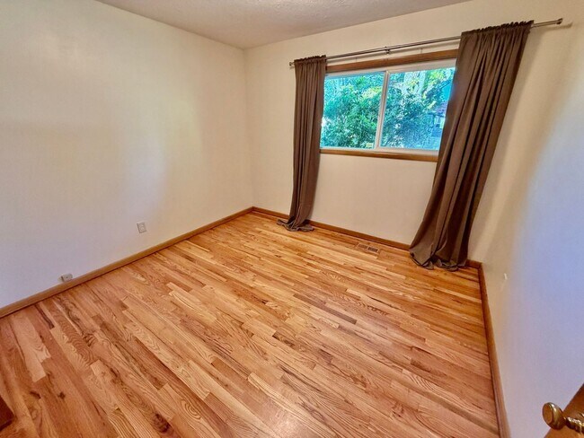 Building Photo - Spacious, Remodeled 5bd/3bath Cherry Park Home with Large Fenced Garden and Finished Basement