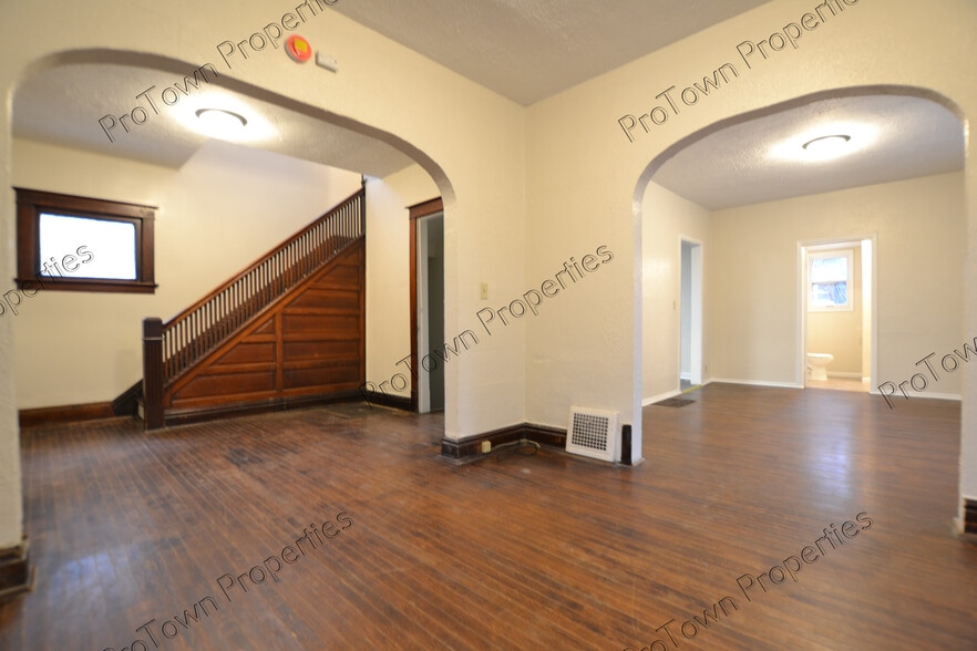 Building Photo - 724 E Washington St