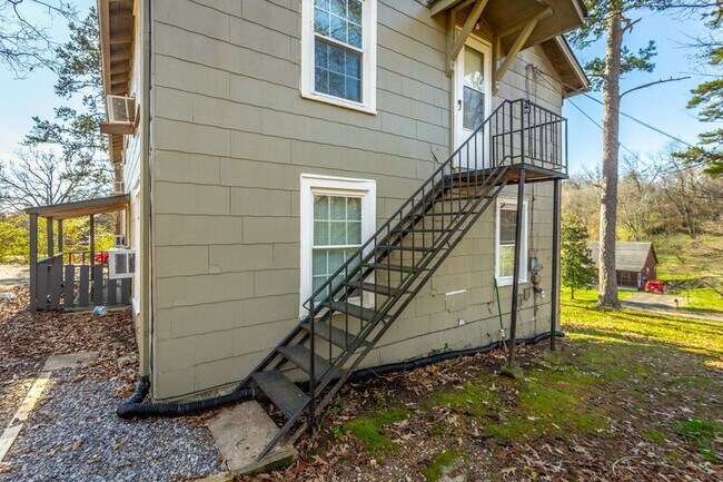 Building Photo - 311 Hedgewood Dr