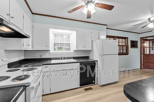 Building Photo - 161 Hickory Dr S Cir