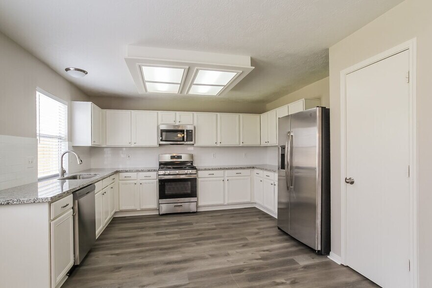 Building Photo - 31518 Kingston Village Dr