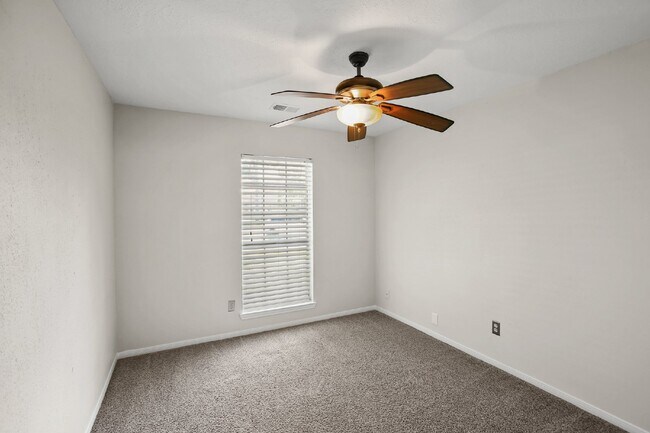 Building Photo - Well-maintained home on a cul-de-sac in a ...