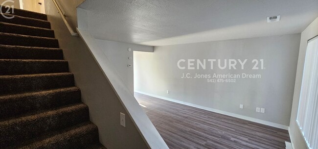 Building Photo - 2 Bed, 1.5 Bath Town Home North Medford