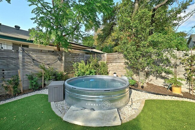 Building Photo - 6800 Menchaca Rd